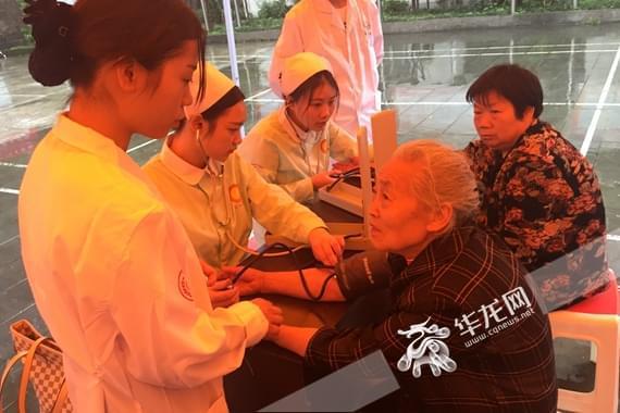 巴南區(qū)衛(wèi)生技校 白衣天使 進(jìn)社區(qū)義診 專業(yè)服務(wù)引市民點(diǎn)贊